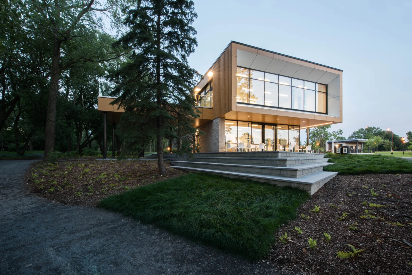 Vue générale extérieure du Pavillon d'accueil du Parcours Gouin, en soirée