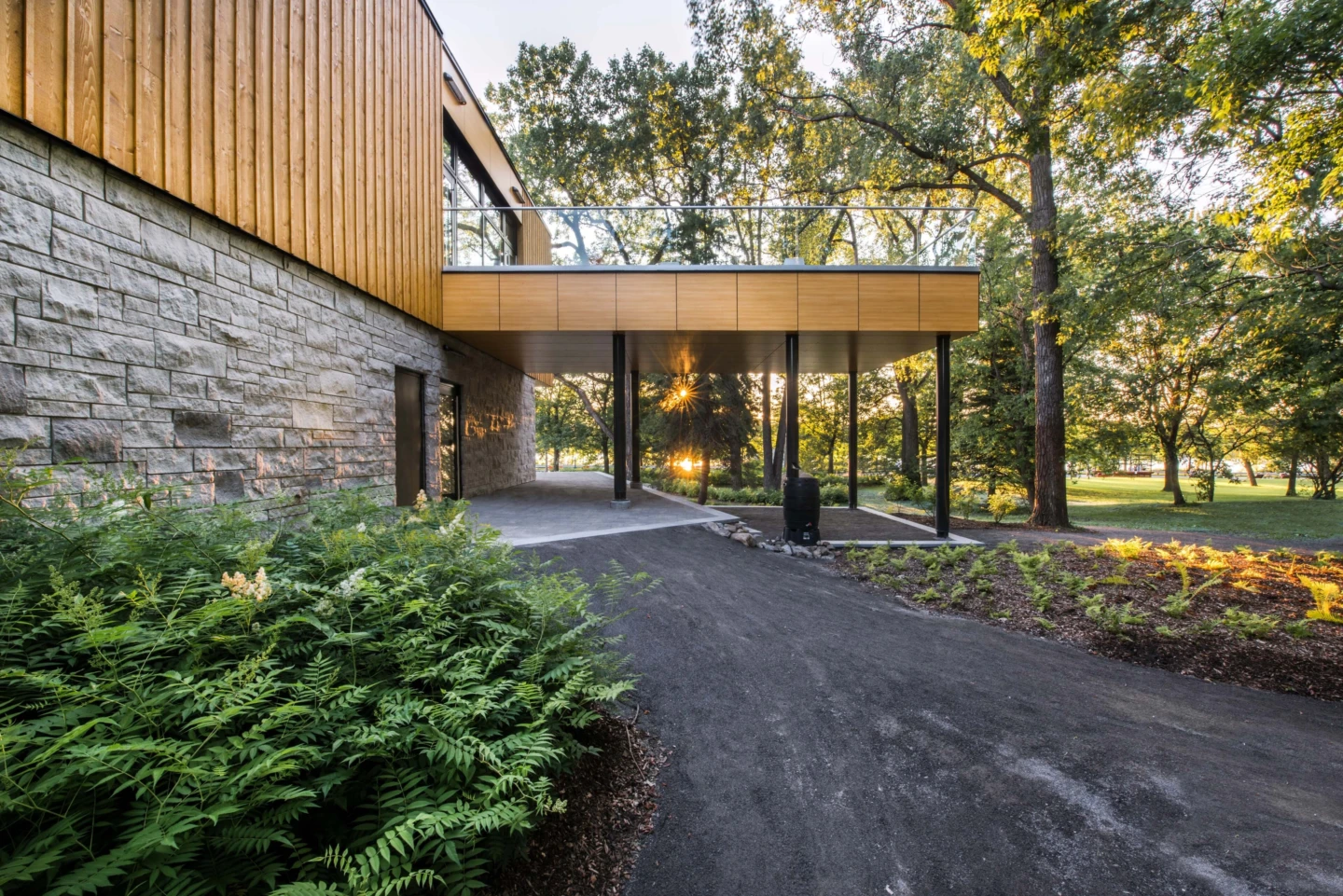 Vue de l'entrée extérieure du Pavillon d'accueil du Parcours Gouin