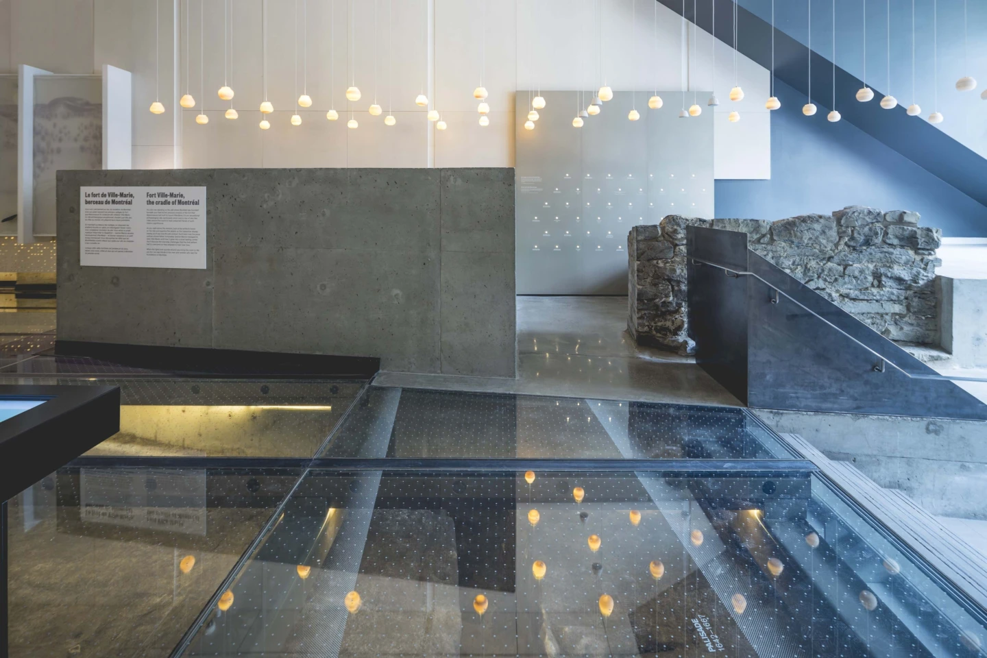 Vue rapprochée de l'exposition au Fort de Ville-Marie – Pointe-à-Callière