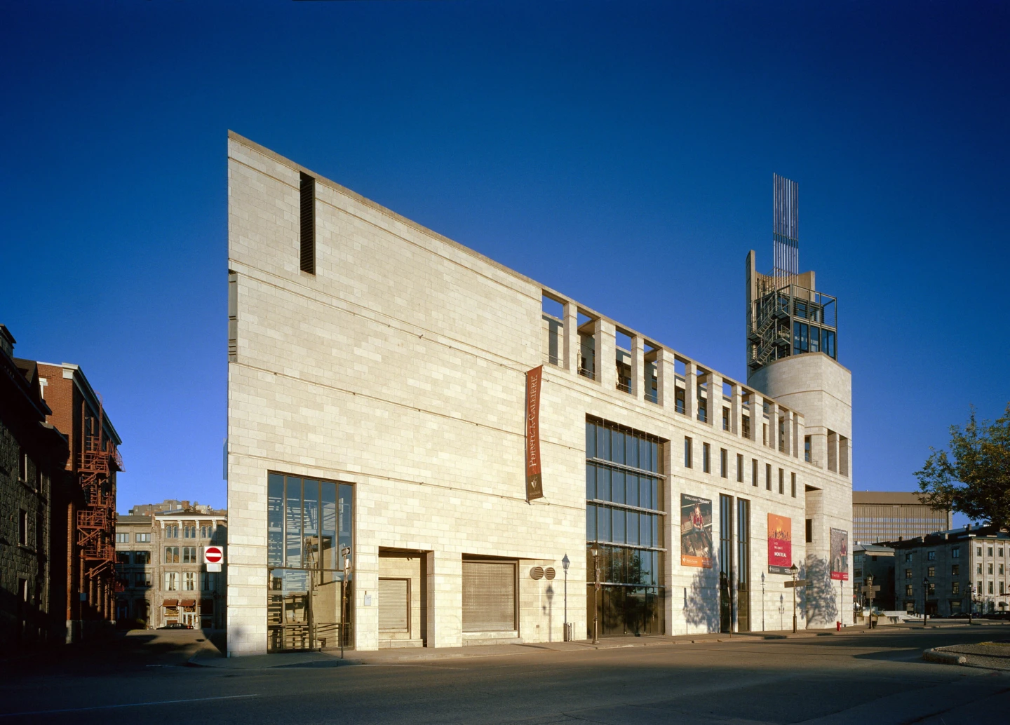 Extérieur de L'Éperon : Pavillon d'accueil – Pointe-à-Callière, vue de côté