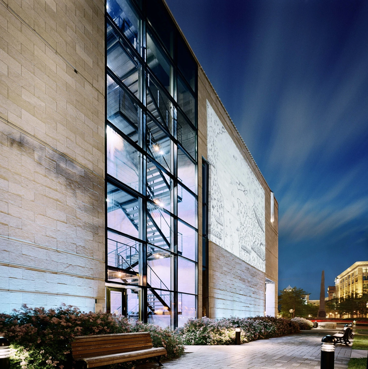 Extérieur de L'Éperon : Pavillon d'accueil – Pointe-à-Callière, vue de côté la nuit