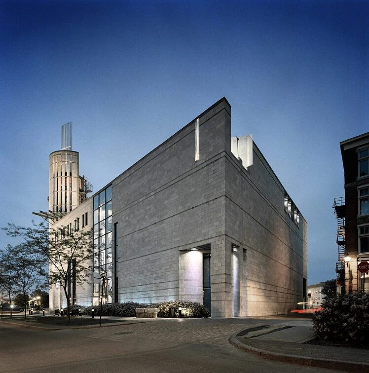 Extérieur de L'Éperon : Pavillon d'accueil – Pointe-à-Callière, la nuit
