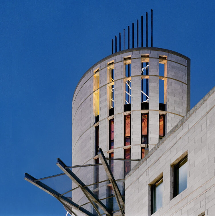 Extérieur de L'Éperon : Pavillon d'accueil – Pointe-à-Callière, vue rapprochée