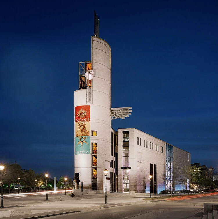 Extérieur de L'Éperon : Pavillon d'accueil – Pointe-à-Callière, la nuit