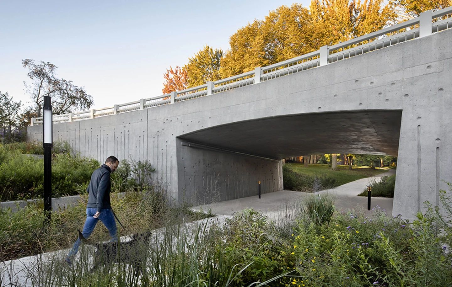 Vue du passage piétonnier sous les Ponts Darwin