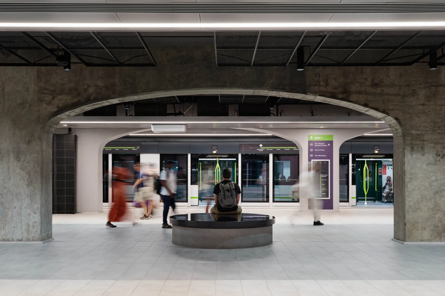 Intérieur du REM – Station Gare Centrale, vue sur un quai