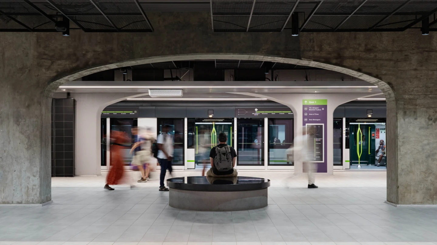 Intérieur du REM – Station Gare Centrale, vue sur un quai