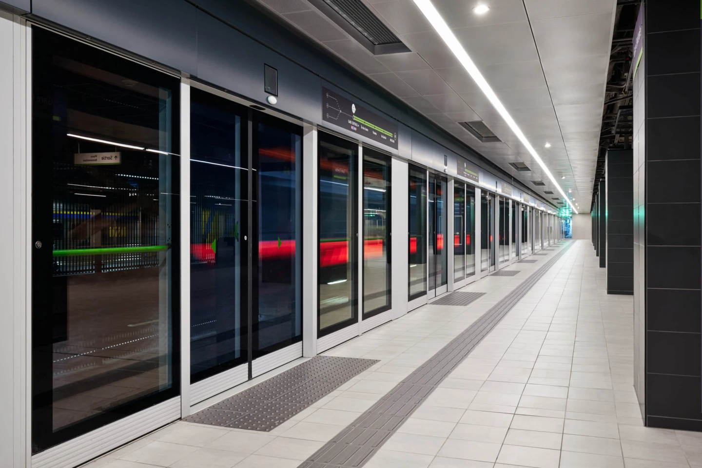 Intérieur du REM – Station Gare Centrale, vue sur un quai
