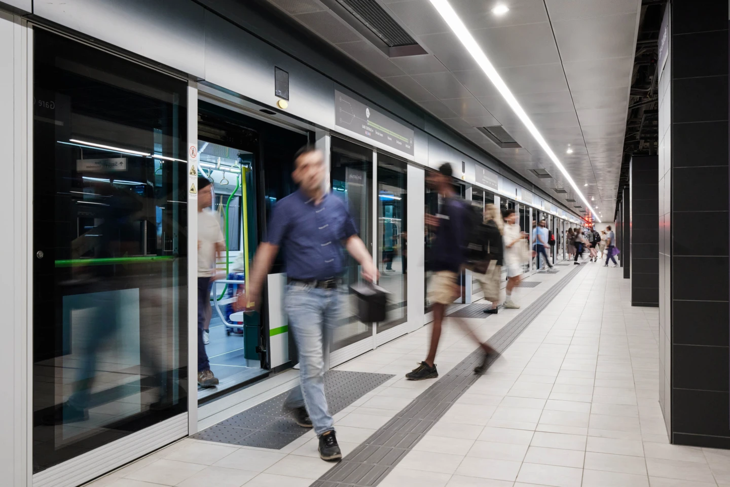 Intérieur du REM – Station Gare Centrale, vue sur un quai