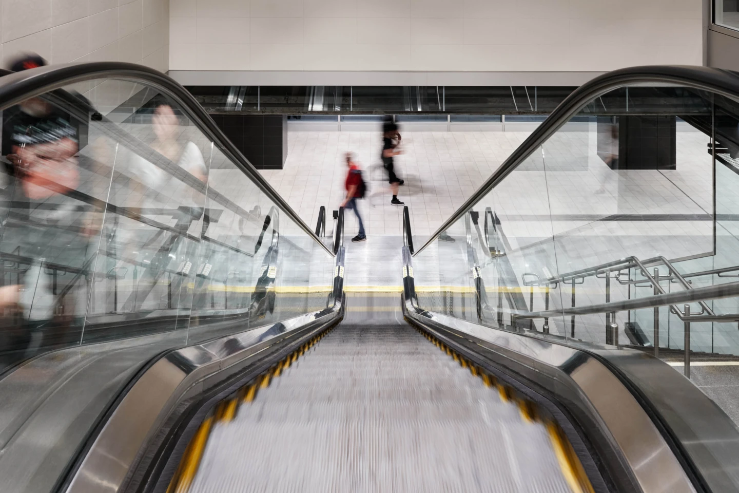Intérieur du REM – Station Gare Centrale, vue d'un escalier roulant