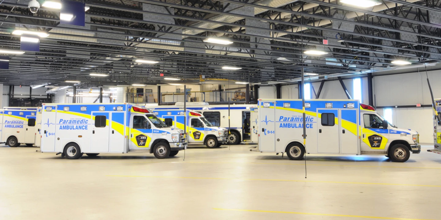 Intérieur du Region of York Emergency Medical Services Headquarters, vue d'ambulances