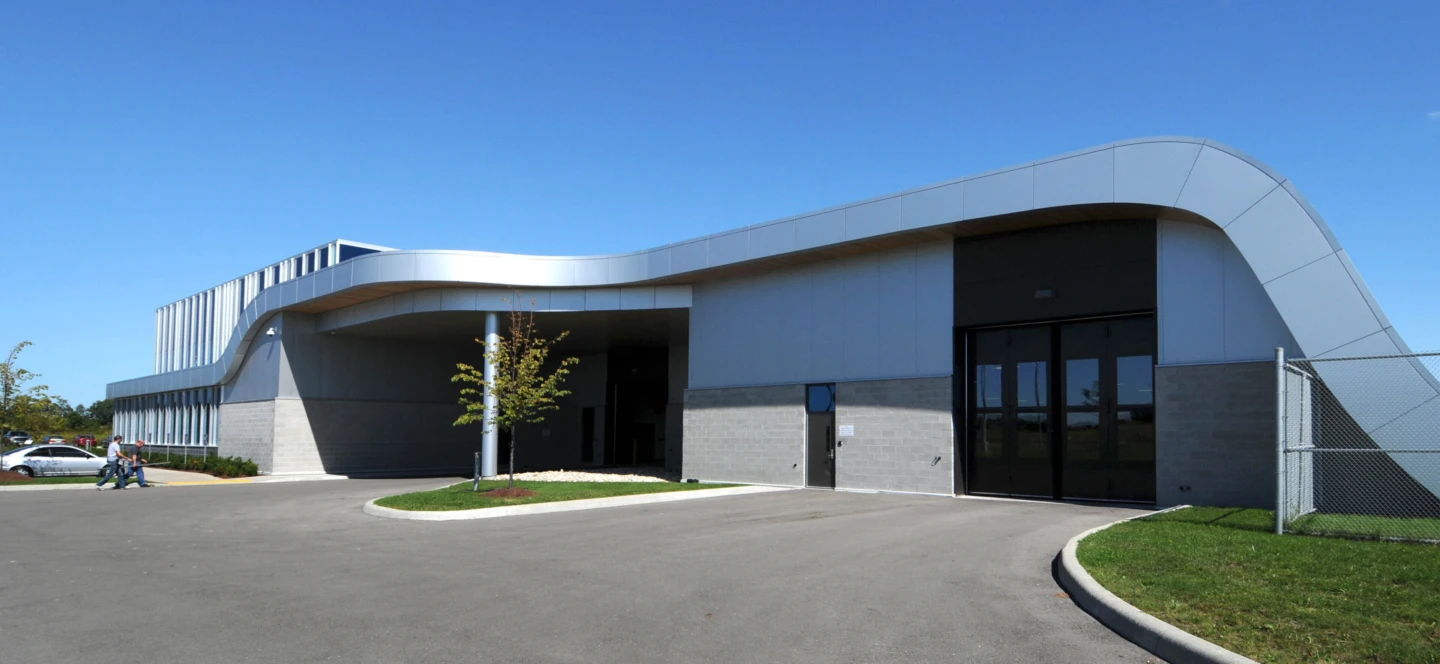 Extérieur du Region of York Emergency Medical Services Headquarters, vue de l'entrée