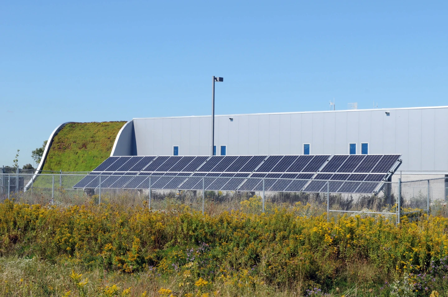 Extérieur du Region of York Emergency Medical Services Headquarters, vue des panneaux solaires