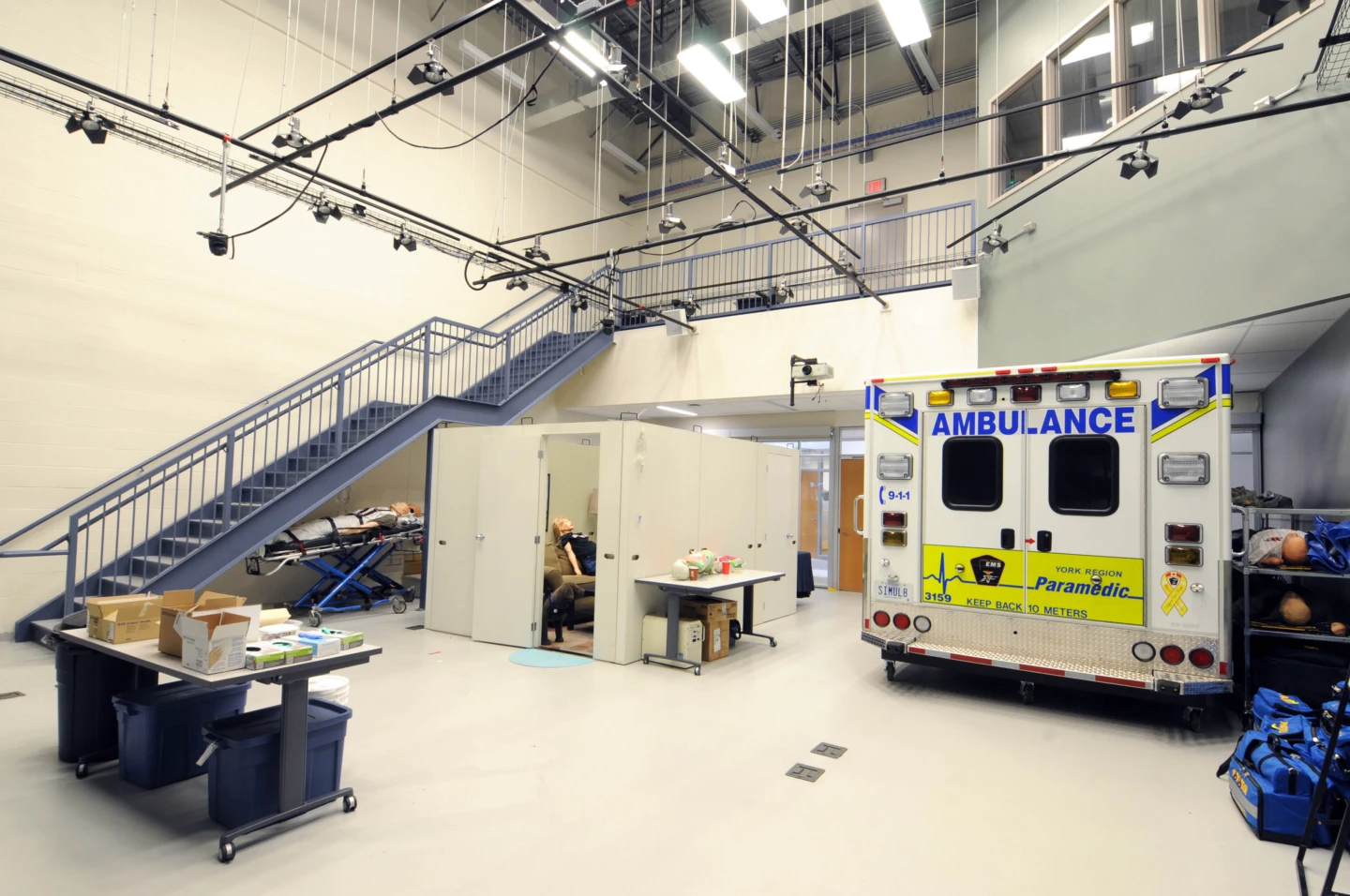 Intérieur du Region of York Emergency Medical Services Headquarters, vue d'une ambulance