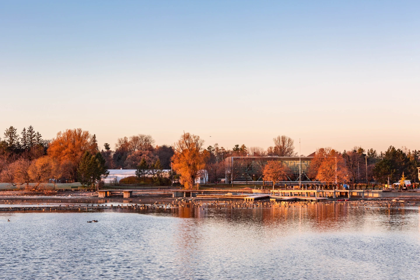 Extérieur de la Réserve navale NCSM Carleton et vue sur le lac