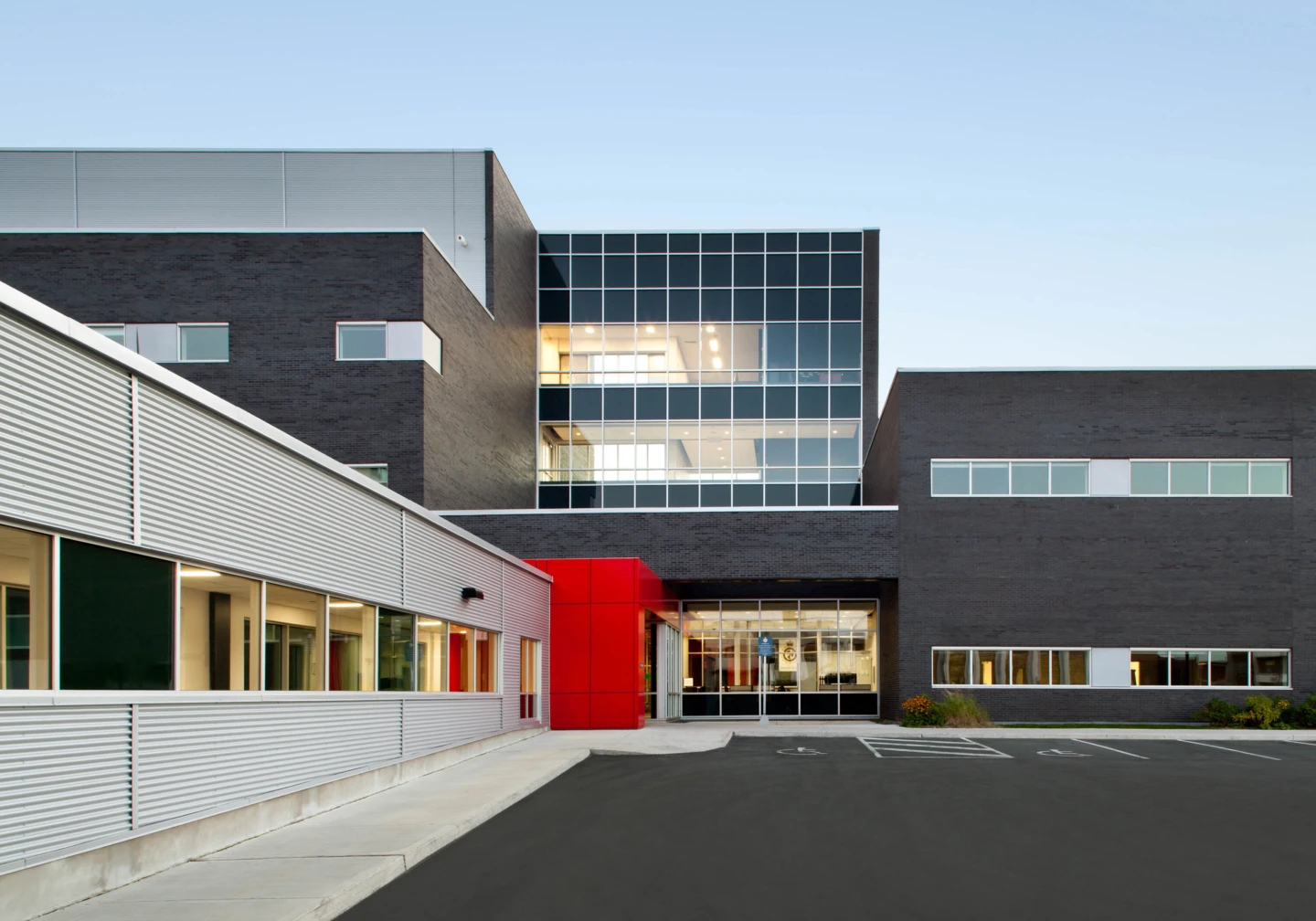 Vue extérieure de l'entrée du Rigaud Training Centre and Indoor Firing Range