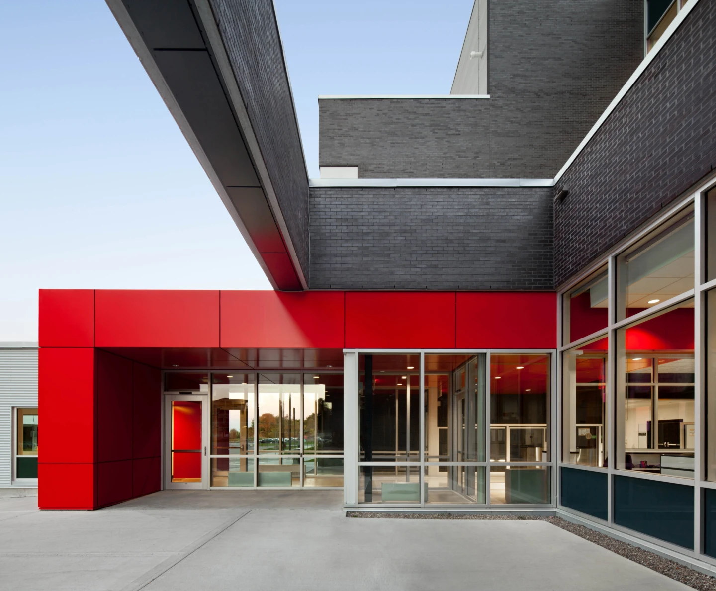 Vue extérieure de l'entrée du Rigaud Training Centre and Indoor Firing Range