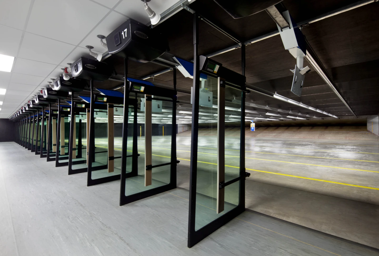 Intérieur du Rigaud Training Centre and Indoor Firing Range, vue du champ de tir