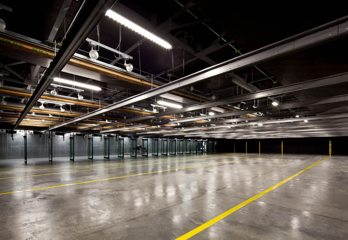 Intérieur du Rigaud Training Centre and Indoor Firing Range, vue du champ de tir