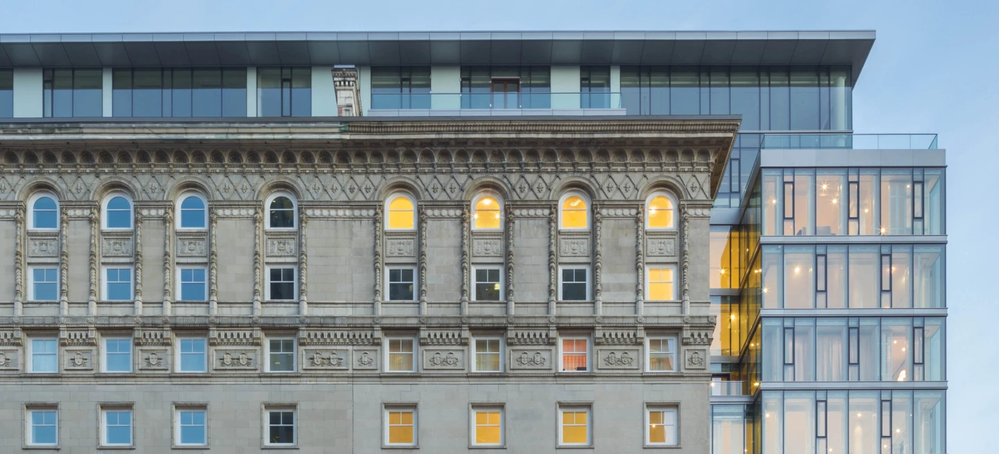 Vue rapprochée de l'extérieur du Ritz-Carlton Montréal