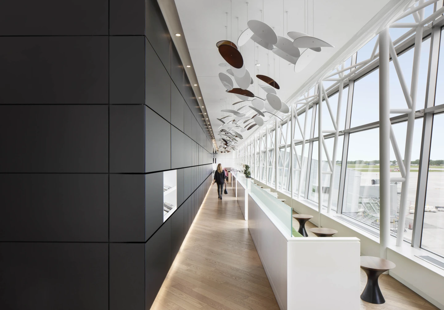 Intérieur du Salon Odyssée Desjardins, vue sur les fenêtres