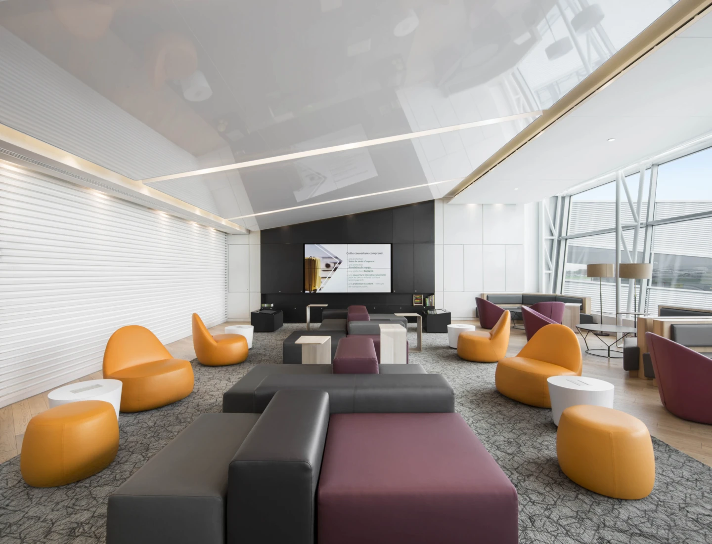 Intérieur du Salon Odyssée Desjardins, vue sur les divans