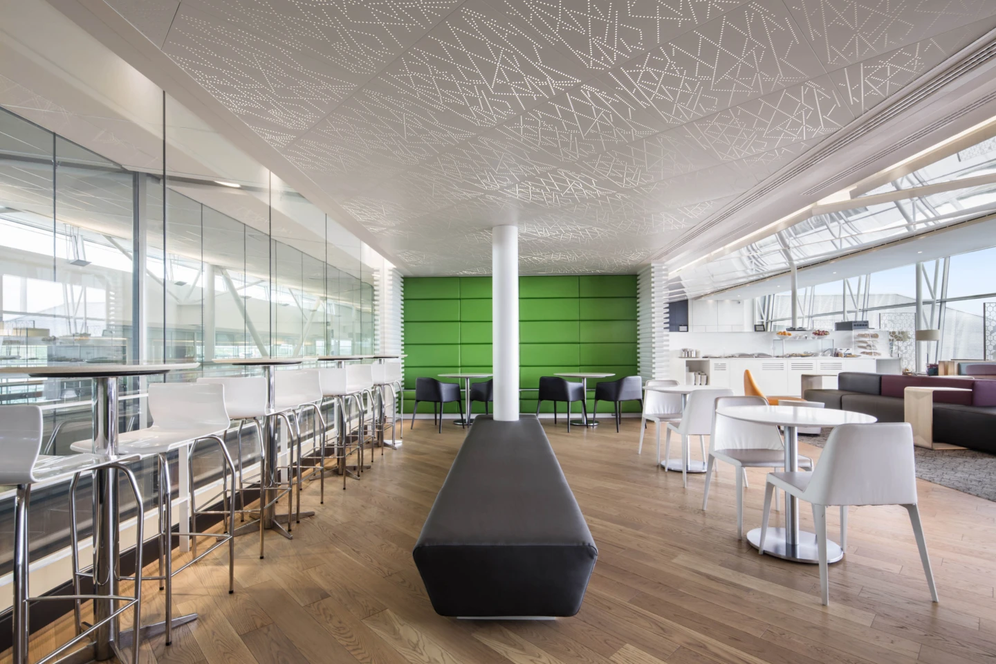 Intérieur du Salon Odyssée Desjardins, vue sur des tables