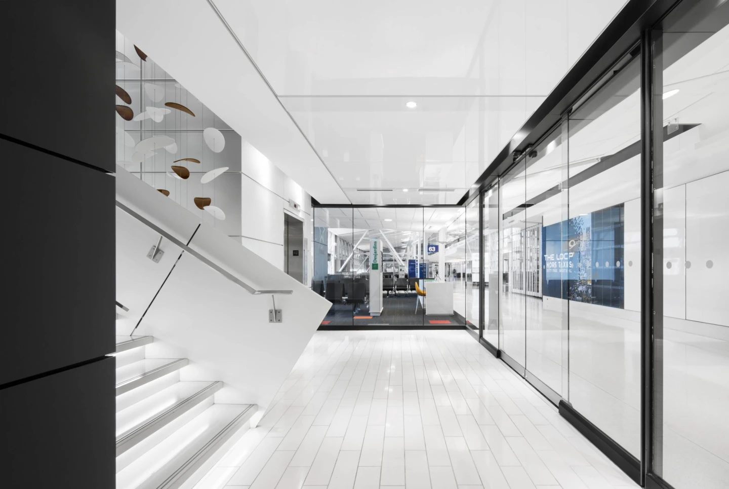 Intérieur du Salon Odyssée Desjardins, vue de l'entrée