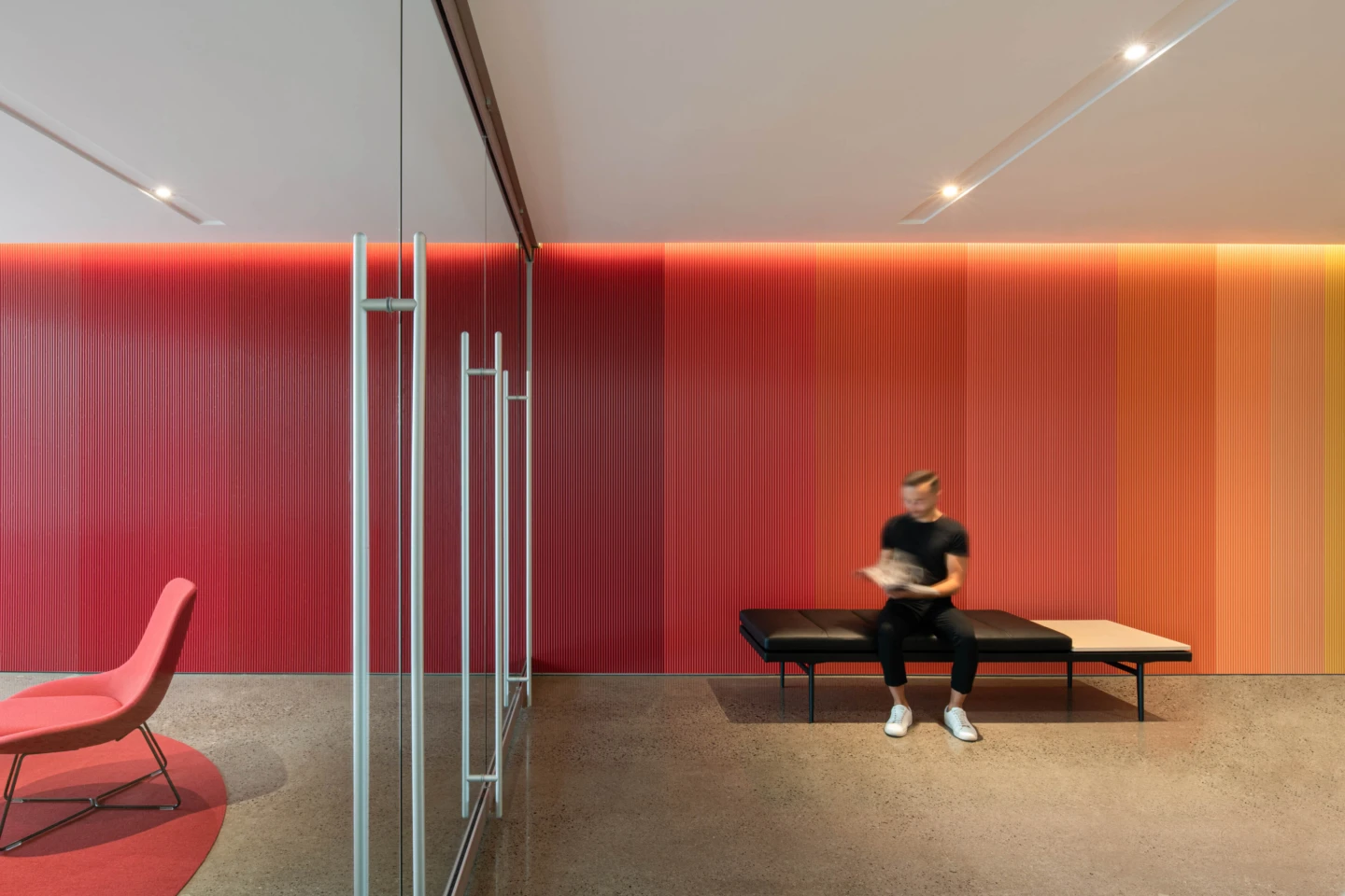 Intérieur de chez Sephora – Siège social, vue sur un banc