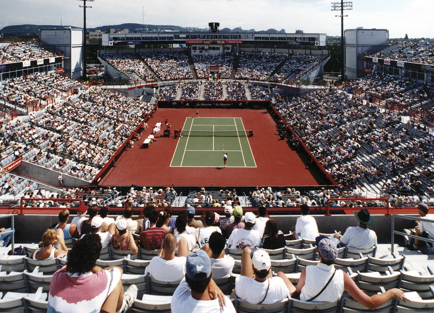 Extérieur du Stade IGA, vue sur une partie de tennis