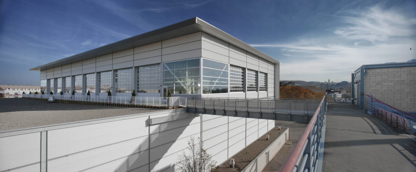 Extérieur du Stade IGA, vue sur le toit