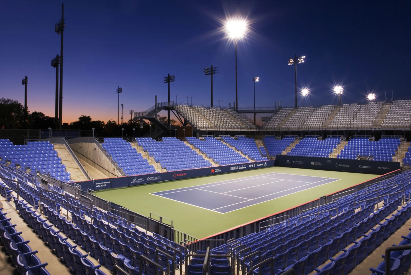 Extérieur du Stade IGA la nuit