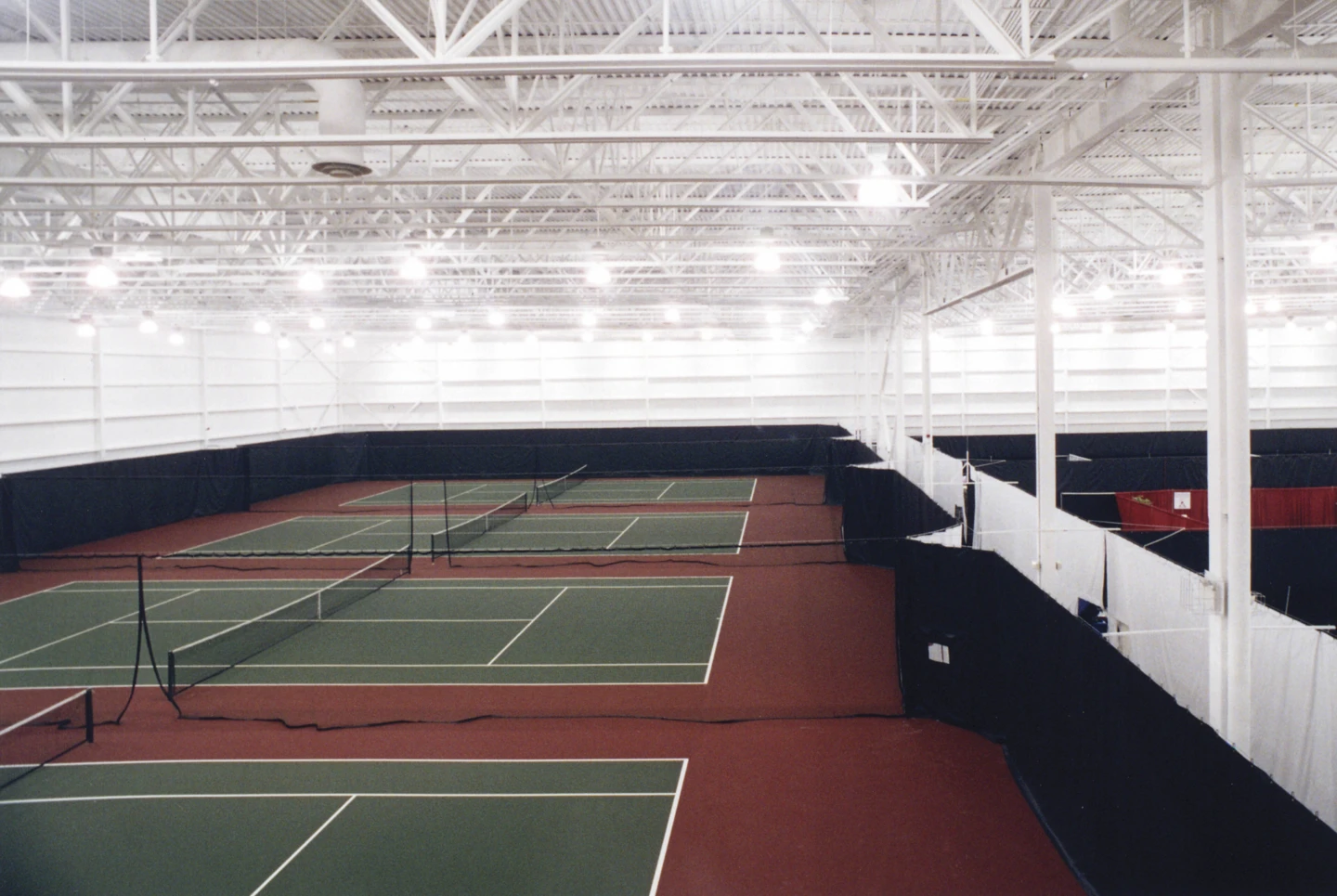 Intérieur du Stade IGA, vue sur un terrain de tennis