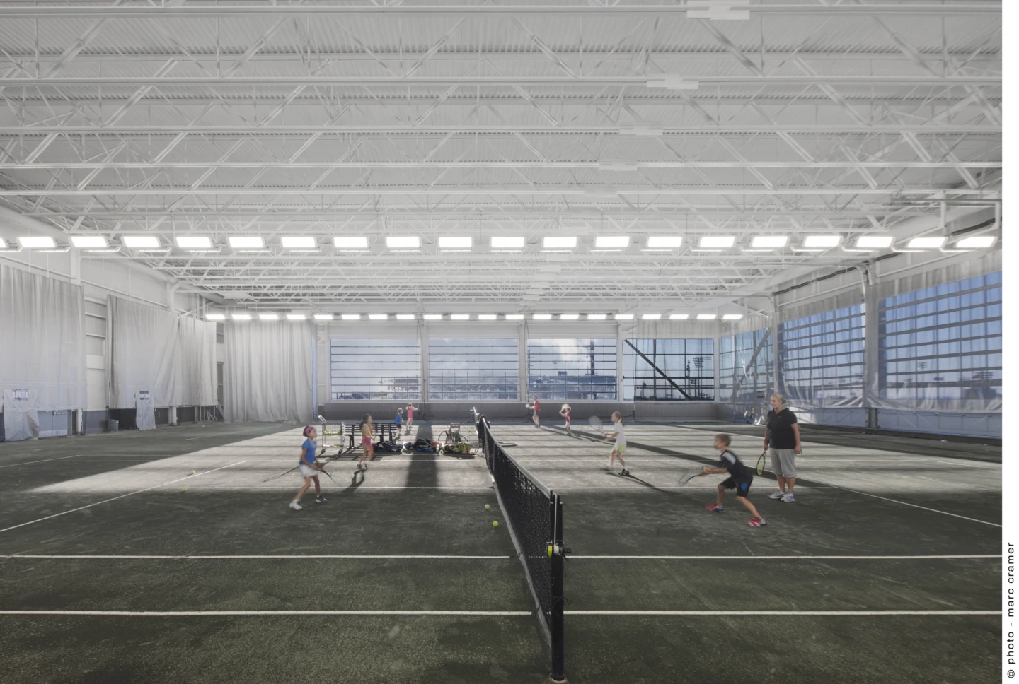 Intérieur du Stade IGA, vue d'un terrain de tennis