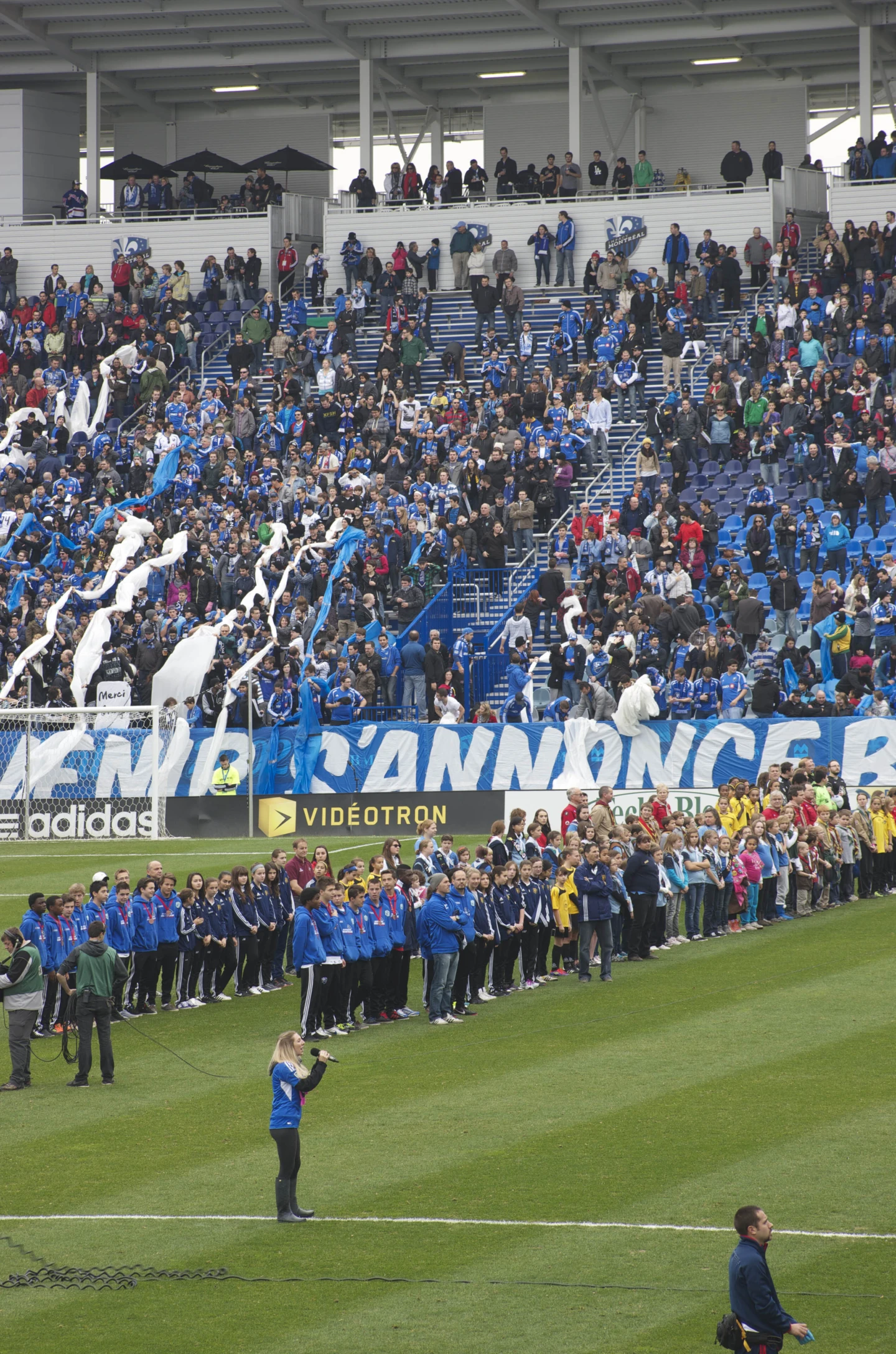 Extérieur du Stade Saputo, festivités