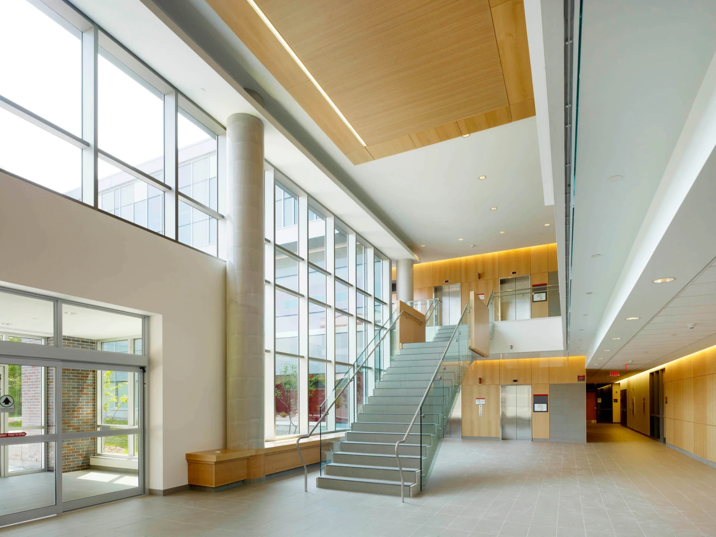Intérieur du Canal Academic Building – Université Carleton, vue des escaliers
