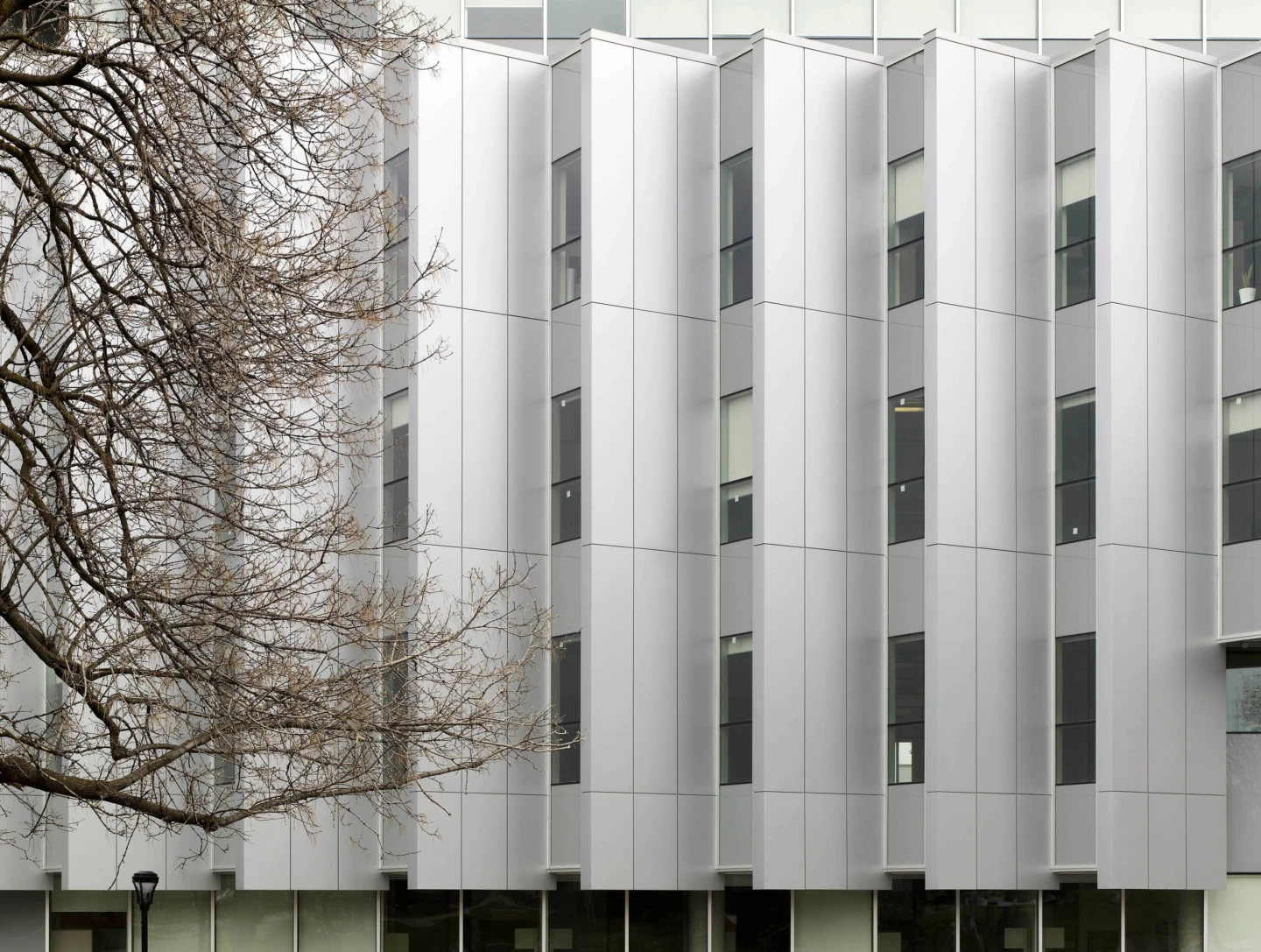 Extérieur du Canal Academic Building – Université Carleton, vue rapprochée