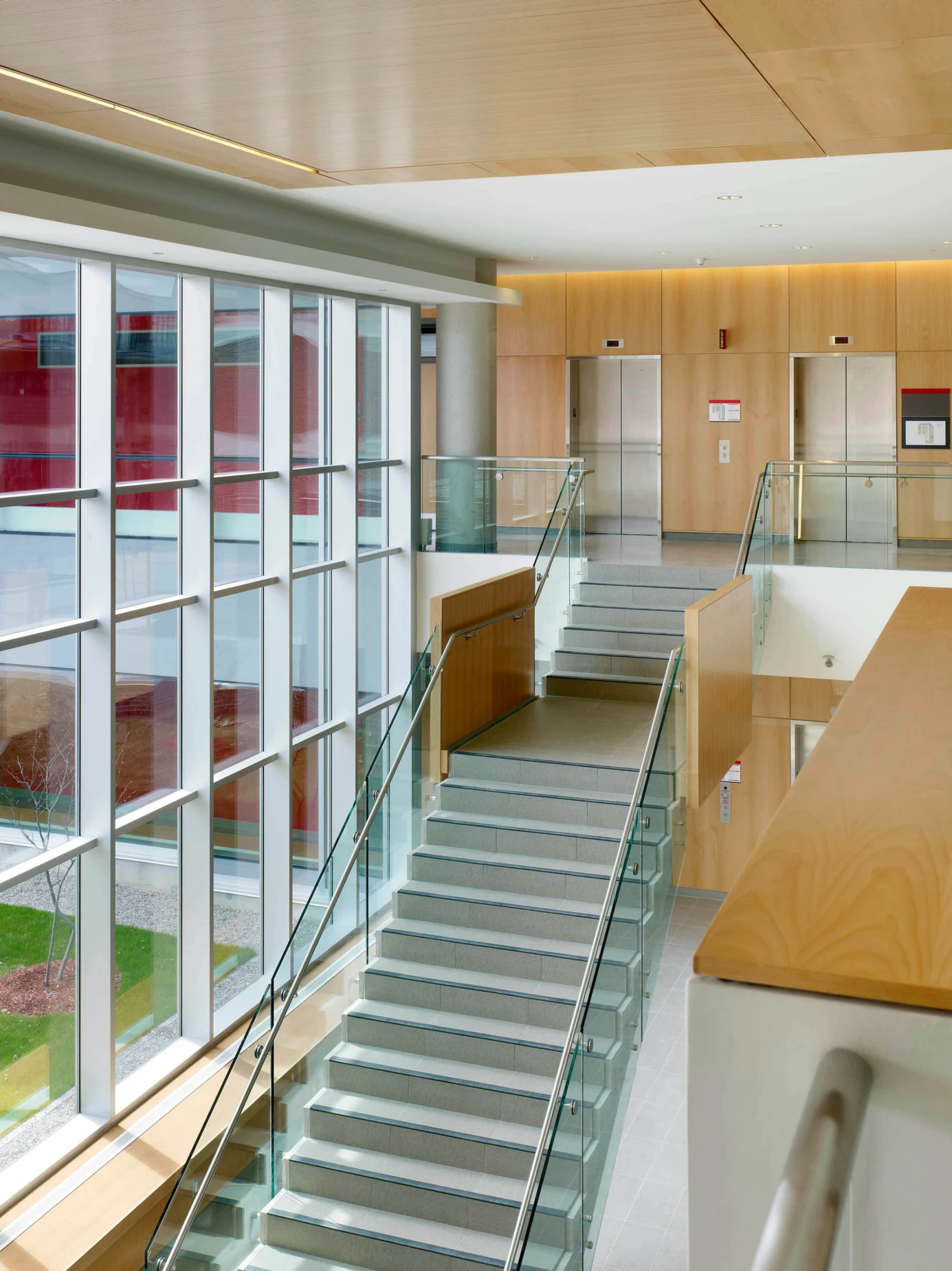 Intérieur du Canal Academic Building – Université Carleton, vue des escaliers