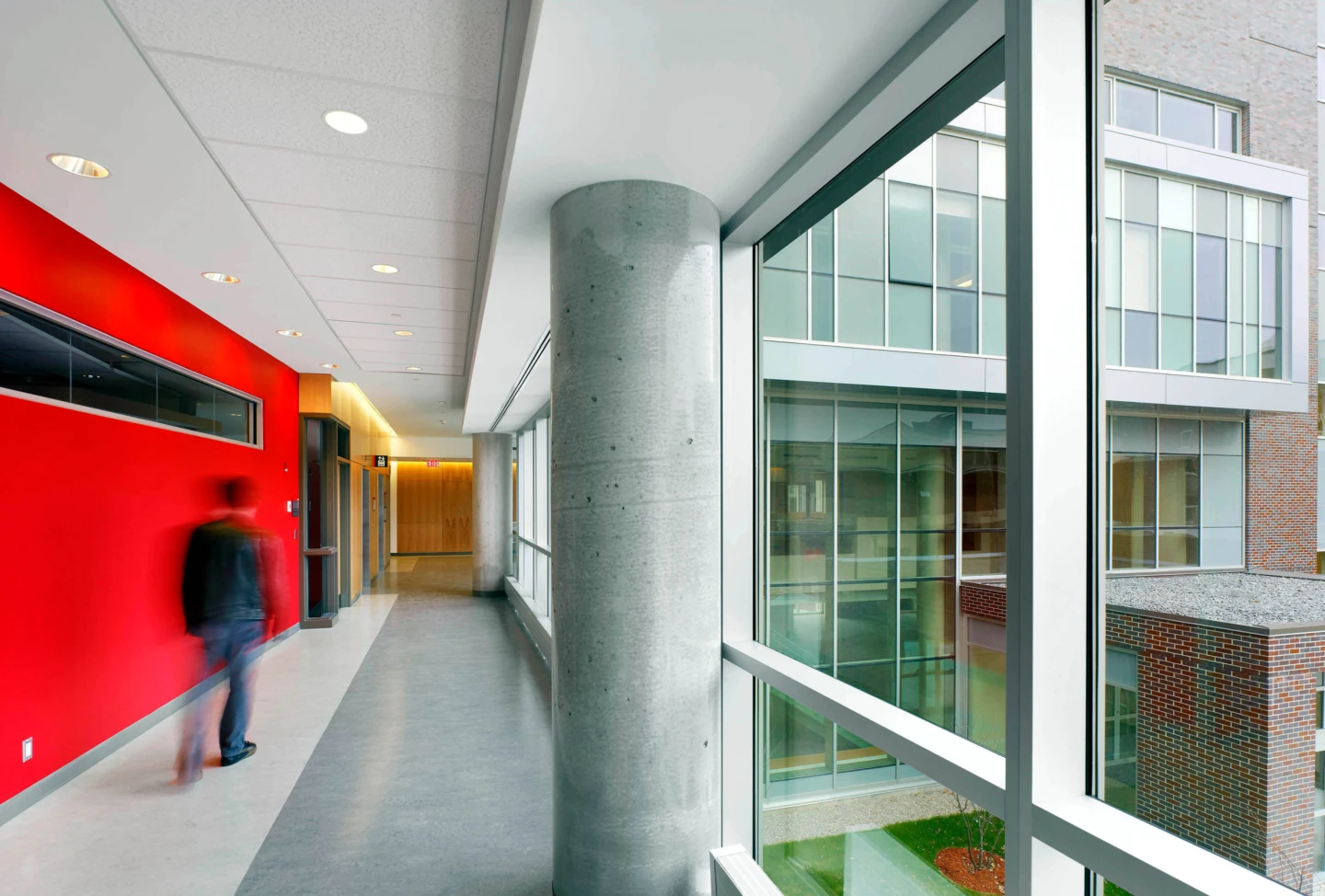 Intérieur du Canal Academic Building – Université Carleton, vue d'un couloir