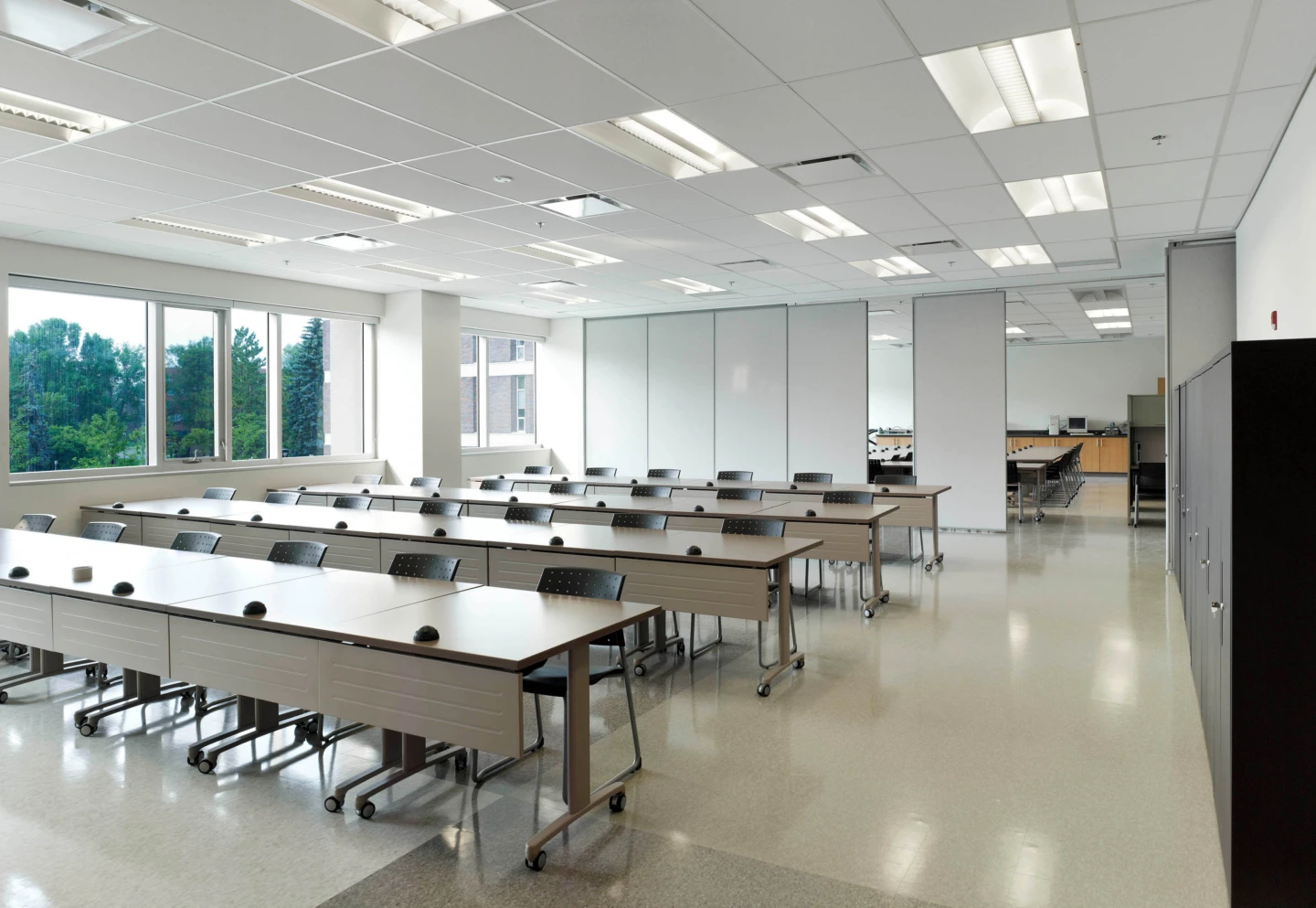 Intérieur du Canal Academic Building – Université Carleton, vue d'une salle de classe