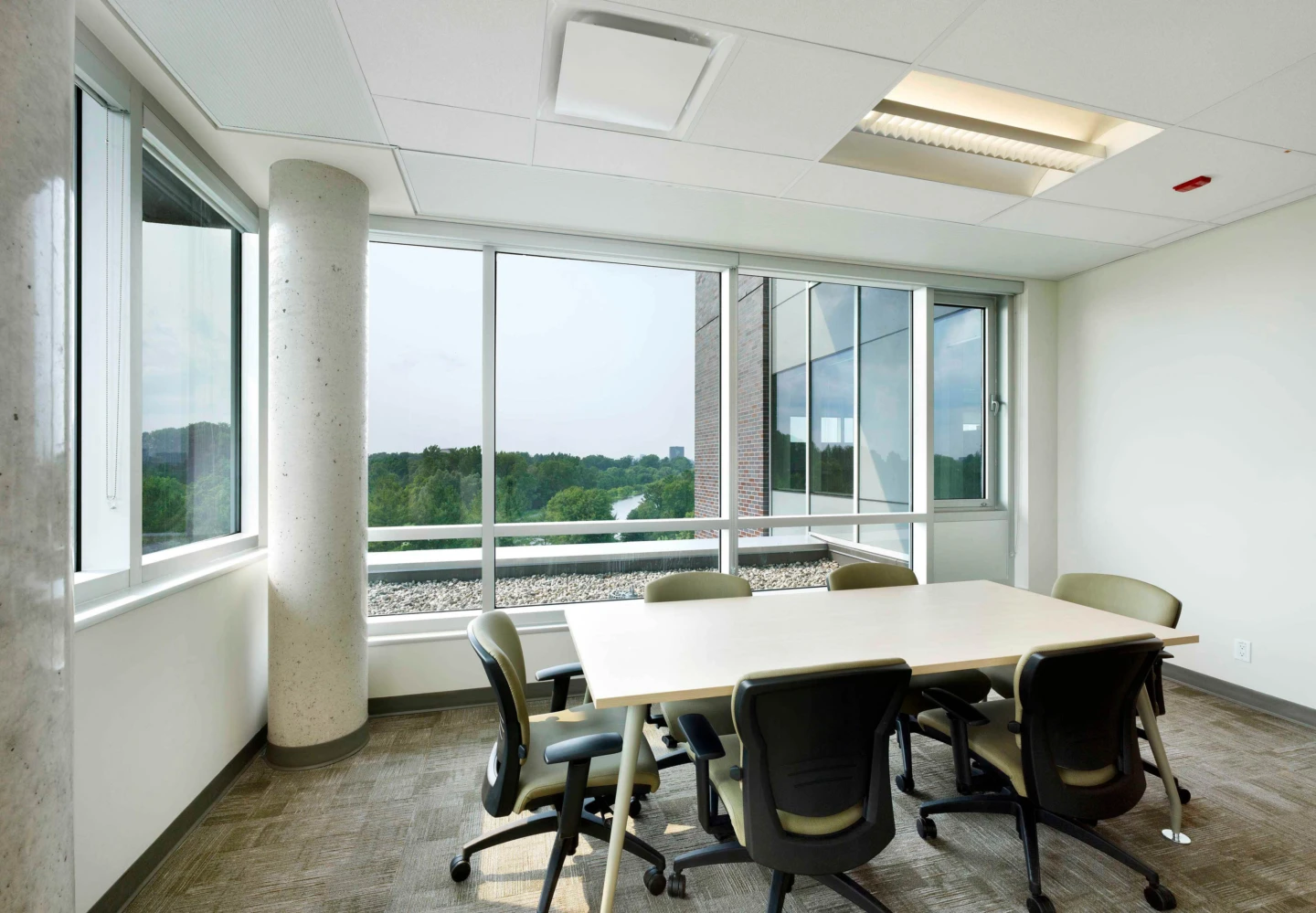 Intérieur du Canal Academic Building – Université Carleton, vue d'une table