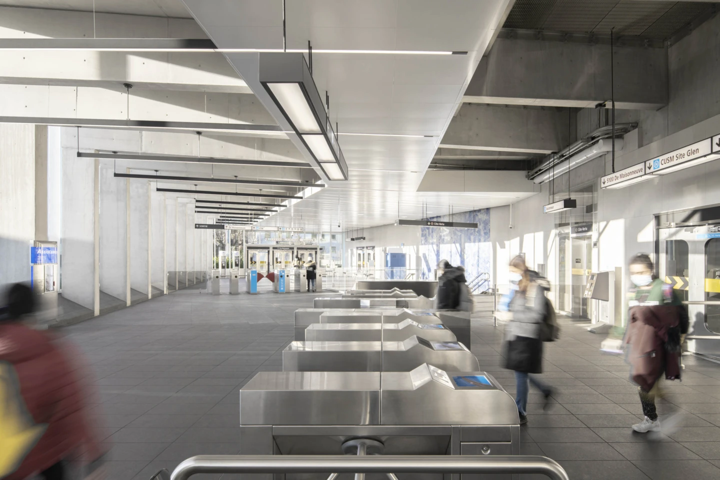 Intérieur du Pôle multimodal Vendôme, vue des tourniquets