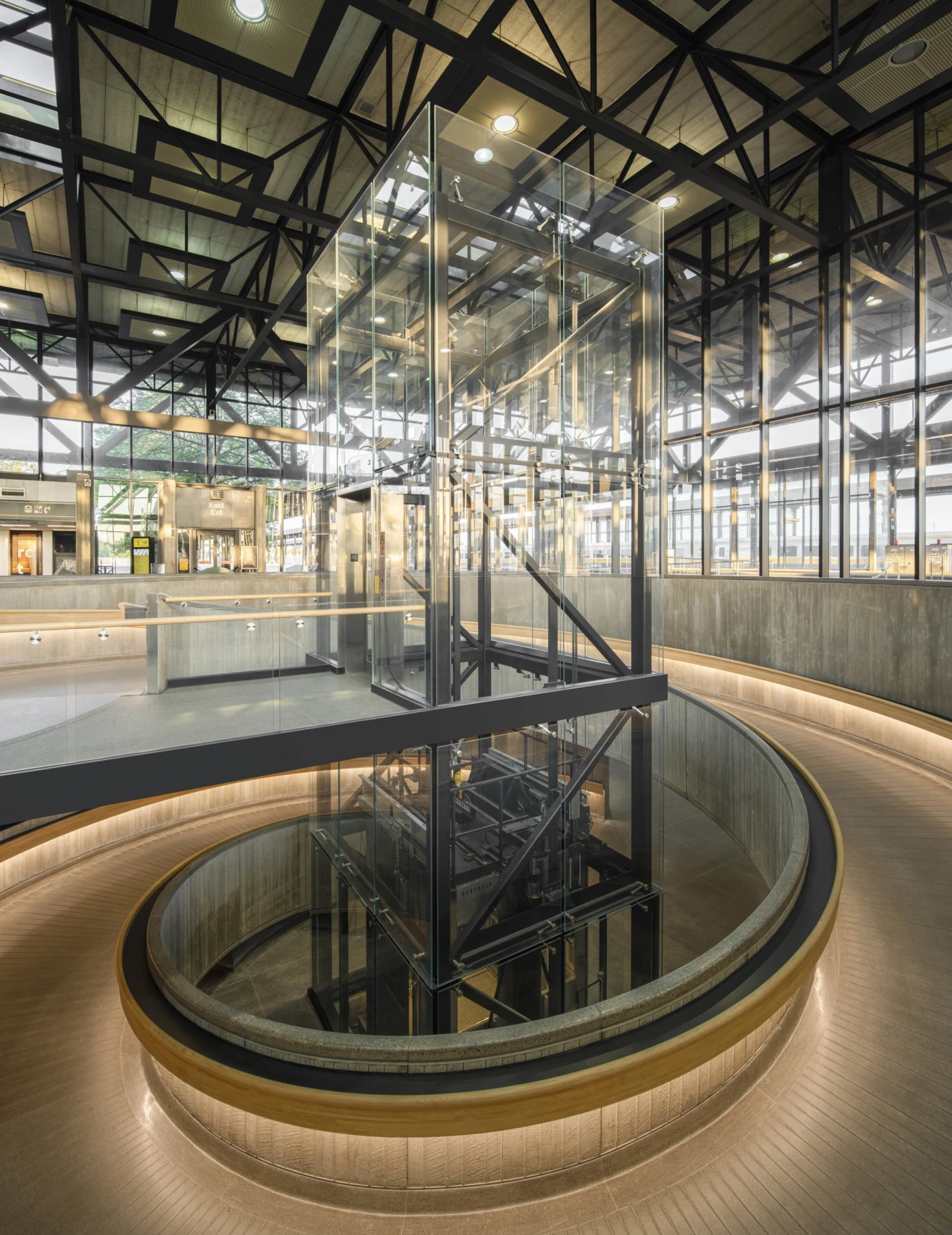 Intérieur de la Gare d’Ottawa et Salon d’affaires Via Rail, vue d'un ascenseur