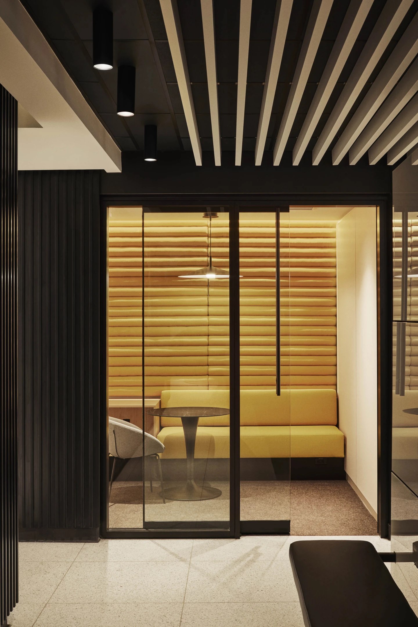 Intérieur de la Gare d’Ottawa et Salon d’affaires Via Rail, vue d'un cubicule