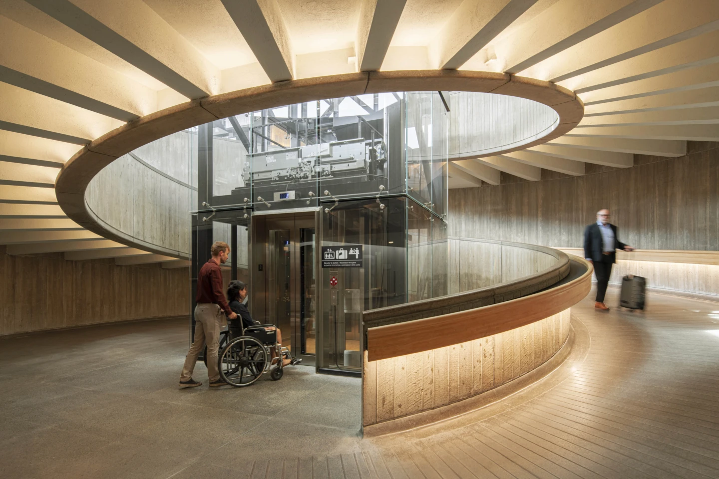 Intérieur de la Gare d’Ottawa et Salon d’affaires Via Rail, vue d'un ascenseur