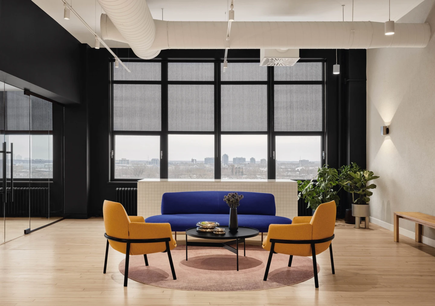 Intérieur de Zinnia, vue d'un pièce et sur la ville en arrière-plan