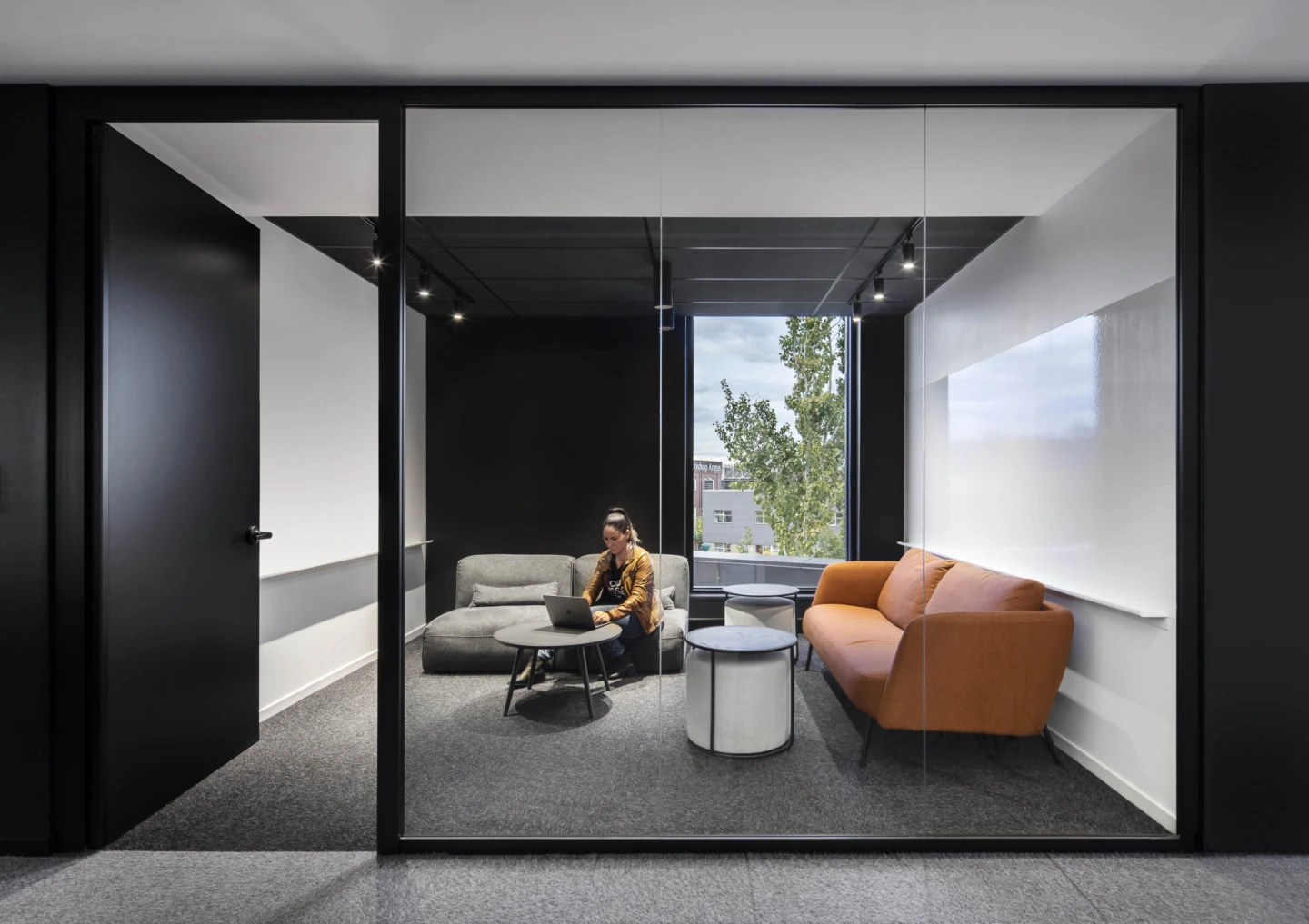 Intérieur de lg2, vue d'une pièce avec des divans