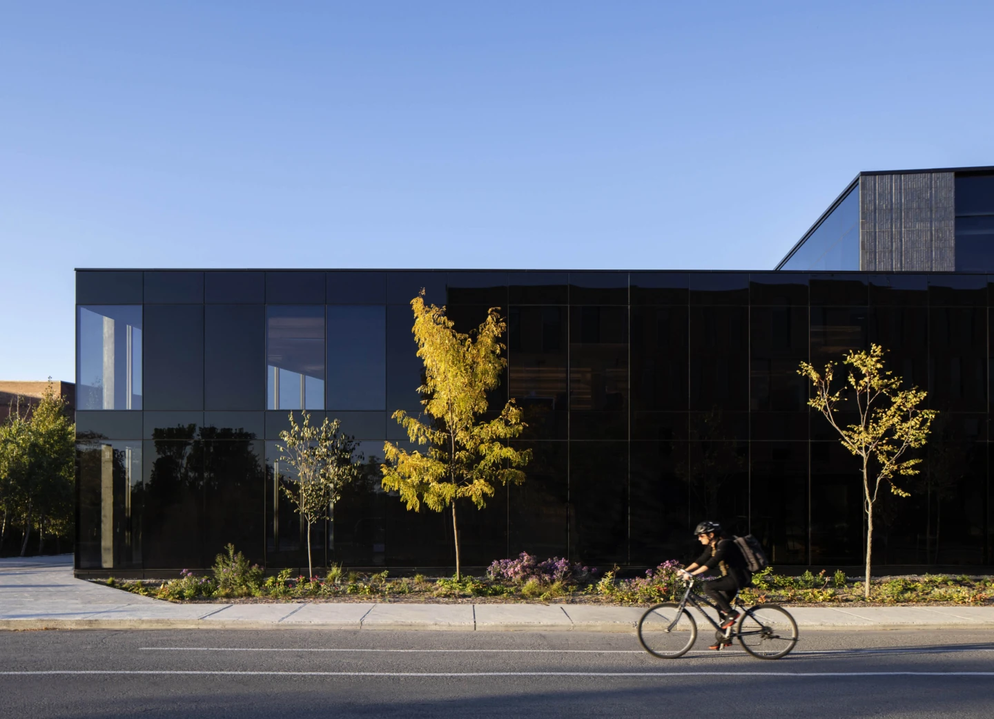 Vue générale extérieure de lg2 et un cycliste