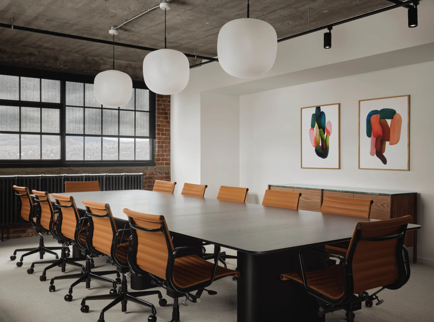Vue d'une grande table dans la Salle d'exposition Möbel