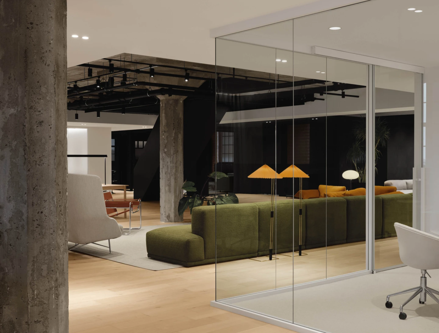 Vue de derrière du canapé vert de la Salle d'exposition Möbel